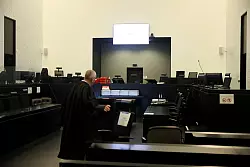 Für den Prozess mit einer großen Zahl von Beteiligten wurde in der Provinzstadt Vannes in der Nähe des Gerichtsgebäudes ein weiteres Gebäude für die Übertragung der Verhandlung hergerichtet. - © Thomas Padilla/AP/dpa