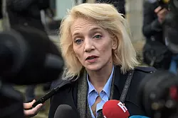 Zahlreiche Opferverbände kämpfen vor Gericht als Nebenkläger für die Interessen der Betroffenen. - © Damien Meyer/AFP/dpa