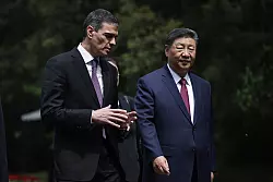 Chinas Präsident Xi warb vor Spaniens Regierungschef Sánchez um mehr Zusammenarbeit mit der EU. - © Andres Martinez Casares/Pool EPA via AP/dpa