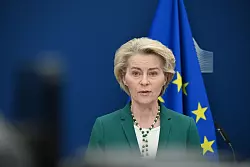 Die EU-Kommission unter Ursula von der Leyen zieht gegebenenfalls Maßnahmen gegen US-Tech-Riesen Google und Meta in Betracht. - © Anna Ross/dpa