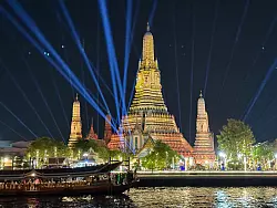 Der Tempel Wat Arun in Bangkok ist für Silvesterfeierlichkeiten in besonderem Licht angestrahlt. - © Carola Frentzen/dpa