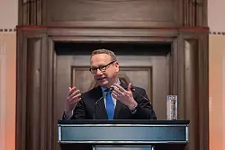 Nordrhein-Westfalens Justizminister Benjamin Limbach will Preisfallen schließen. (Archivbild) - © Rolf Vennenbernd/dpa