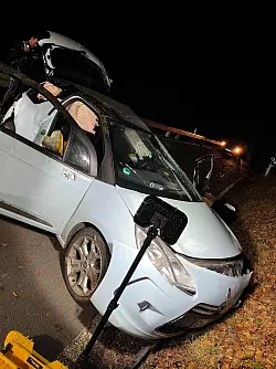 Ein Auto ist im Oberbergischen Kreis durch Gl&auml;tte von der Stra&szlig;e abgekommen. - &copy; -/Kreispolizeibeh&ouml;rde Oberbergischer Kreis/dpa