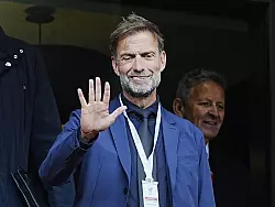 Der ehemalige Liverpooler Trainer Jürgen Klopp feierte auf der Ehrentribüne mit. - © Peter Byrne/PA Wire/dpa