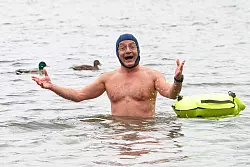 Er geht täglich irgendwo draußen schwimmen. (Foto Archiv) - © Henning Kaiser/dpa