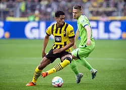 Jude Bellingham (l) schaffte beim BVB einst seinen großen Durchbruch - © Bernd Thissen/dpa