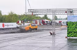 Nach dem Ausweichen landet das Auto beim Crashtest im Straßengraben. - © Guido Kirchner/dpa