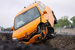 Das Auto landet nach dem Ausweichen im Straßengraben. - © Guido Kirchner/dpa