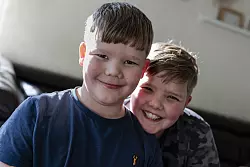 Die beiden m&ouml;chten keine Einzelkinder sein. - &copy; David-Wolfgang Ebener/dpa