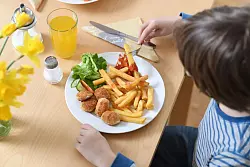 Jedes zehnte Kind im Alter von vier Jahren in Großbritannien leidet an Fettleibigkeit. (Symbolbild) - © Tobias Hase/dpa/dpa-tmn