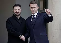 Beim Gespräch von Macron und Selenskyj ging es auch um militärische Sicherheitsgarantien. - © Stephane De Sakutin/AFP/dpa