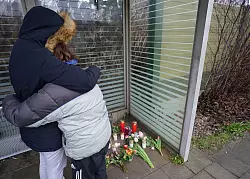 Passanten trauern um die Opfer auf dem Bahnsteig im Bahnhof von Brokstedt. - &copy; Marcus Brandt/dpa