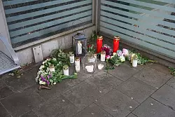 Blumen und Kerzen liegen auf dem Bahnsteig im Bahnhof von Brokstedt f&uuml;r die beiden Todesopfer. - &copy; Marcus Brandt/dpa