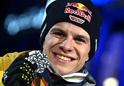 Wird es noch Gold? Andreas Wellinger gewann bei der WM in Trondheim Silber auf der Normalschanze. - © Hendrik Schmidt/dpa