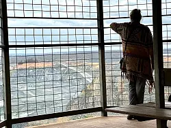 Besucher k&ouml;nnen die gewaltige Mine von einem Aussichtspunkt aus bestaunen - und sie soll bald noch gr&ouml;&szlig;er werden. - &copy; Carola Frentzen/dpa