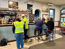 Abends tummeln sich die Minenarbeiter in einem der historischen Pubs. - &copy; Carola Frentzen/dpa