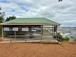Der Aussichtspunkt auf die Mine liegt am Ortsrand von Greenbushes. - &copy; Carola Frentzen/dpa