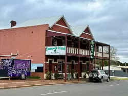 Der Ort Greenbushes s&uuml;dlich von Perth wirkt wie aus der Zeit gefallen. - &copy; Carola Frentzen/dpa