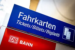 Sind Papiertickets im &ouml;ffentlichen Nahverkehr bald Geschichte? (Symbolbild) - &copy; Moritz Frankenberg/dpa
