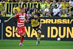 Aar&oacute;n Anselmino (r.) machte ein starkes Deb&uuml;t f&uuml;r Borussia Dortmund. - &copy; Federico Gambarini/dpa