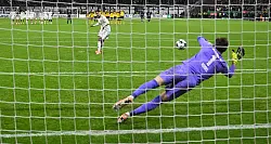 Avancierte zum Matchwinner: BVB-Torwart Gregor Kobel. - &copy; Arne Dedert/dpa