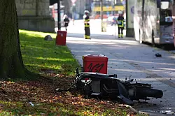 Ein Motorradfahrer ist mit einem Autofahrer zusammengestoßen. Ein Notarzt musste den verletzten Motorradfahrer versorgen. (Archivbild) - © Marcus Brandt/dpa