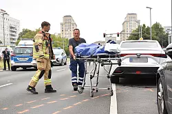 Ein 41 Jahre alter Fußgänger ist in Berlin-Mitte von einem Auto überfahren worden und ums Leben gekommen. (Archivbild) - © Paul Zinken/dpa