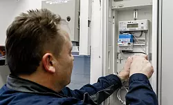 Ein Elektriker montiert einen digitalen Stromzähler mit einem Smart-Meter-Gateway zur Datenübertragung. (Archivbild) - © Markus Scholz/dpa