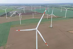 Wenn hohes Stromangebot etwa an windreichen Tagen auf eine geringe Nachfrage trifft, werden an der Börse Abnehmer schon mal mit Geld belohnt. (Archivbild) - © Sebastian Kahnert/dpa