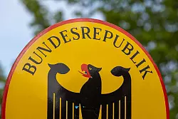 Viele Menschen erhoffen sich au&szlig;erhalb Deutschland ein besseres Leben. (Symbolbild) - &copy; Stefan Sauer/dpa