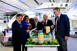 Die Ehreng&auml;ste schneiden eine Torte an - in Form des Museums. - &copy; Sven Hoppe/dpa