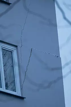 Einsatzkräfte sind am Nachmittag vor Ort. - © Henning Kaiser/dpa