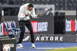 Bielefelds Trainer Mitch Kniat verzweifelte teilweise am Seitenrand. - &copy; Andreas Gora/dpa