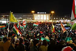 Die Abschlusskundgebung einer pro-kurdischen Demo fand vor dem Dortmunder Hauptbahnhof statt. - &copy; Alex Talash/dpa