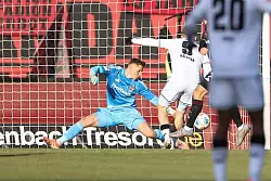 Torwart im Fokus: Jan Reichert h&auml;lt einen Schuss von Hannovers St&uuml;rmer Benjamin K&auml;llman. - &copy; Daniel L&ouml;b/dpa
