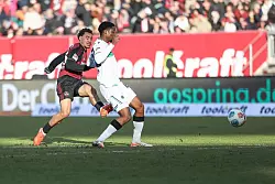 Raphael Lubach (l) erzielt das 1:1. Hannovers Ime Okon kann das Tor nicht verhindern. - &copy; Daniel L&ouml;b/dpa