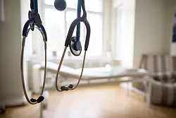 Um dem Fachkr&auml;ftemangel in der Medizin gegenzusteuern, br&auml;uchte es einer Studie zufolge mehr Studienpl&auml;tze. (Archivbild) - &copy; Sebastian Gollnow/dpa