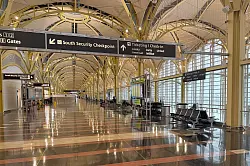 Manche Terminals waren wegen der vielen Flugausf&auml;lle menschenleer. - &copy; Anna Ringle/dpa