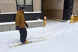Trotz der vielerorts angespannten Lage pr&auml;gten auch fr&ouml;hliche Winterszenen das Stadtbild. - &copy; Anna Ringle/dpa