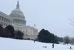 Kinder vergn&uuml;gen sich auch mit Schlitten. - &copy; Anna Ringle/dpa