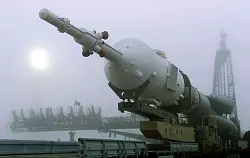 Zwei Tage vor dem geplanten Abflug der ersten Besatzung zur Internationalen Raumstation ISS wird das russische Raumschiff &laquo;Sojus-TM&raquo; in Startposition gebracht. (Archivbild) - &copy; epa Sergei Chirikov/epa/dpa