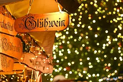 Weihnachtsmarktfans k&ouml;nnen den ersten Punsch auf einem der M&auml;rkte trinken. (Archivbild) - &copy; Heiko Rebsch/dpa