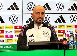 Strebt mit seiner Mannschaft den EM-Titel an: U21-Nationaltrainer Antonio Di Salvo. - © Christian Kunz/dpa