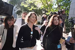 Angehörige der Brüder machen sich für die Haftentlassung stark. - © Damian Dovarganes/AP/dpa