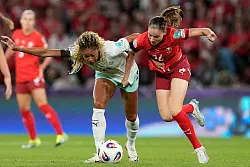 Umkämpftes Duell: Sveindis Jonsdottir (l) und die Schweizerin Smilla Vallotto beharken sich. - © Martin Meissner/AP/dpa