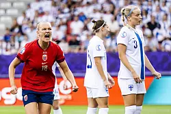 Norwegens Frida Maanum jubelt nach dem finnischen Eigentor. - © Jean-Christophe Bott/KEYSTONE/dpa