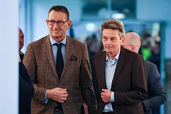 Ford-Gesch&auml;ftsf&uuml;hrer Marcus Wassenberg (l) und SPD-Bundestagsfraktionschef Rolf M&uuml;tzenich (SPD) bei der Betriebsversammlung am Standort K&ouml;ln. - &copy; Christoph Reichwein/dpa