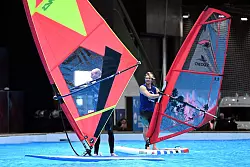 Windsurfer in einem Wasserbecken bei der Wassersportmesse Boot 2026. - &copy; Federico Gambarini/dpa