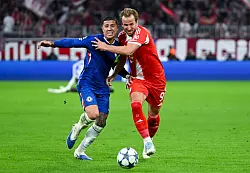 Harry Kane (r) ist für die Bayern nicht nur als Torjäger wichtig. (Archivfoto) - © Sven Hoppe/dpa