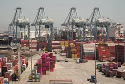 Trumps Zick-Zack-Kurs in der Handelspolitik hält die Welt in Atem. (Archivbild) - © Damian Dovarganes/AP/dpa